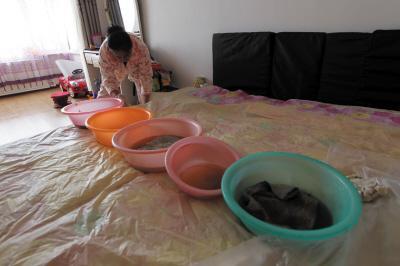 南雄楼上漏水，住户失联，小区没物管，业主维权难！律师来支招……